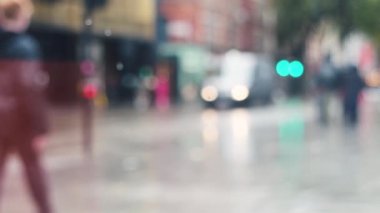 Bulanık insanlar Londra sokaklarında yürüyor.