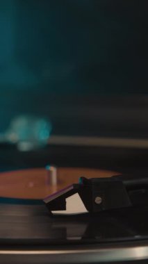 Vinil plak, vintage turntable 'da çalınır.