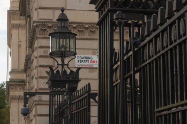 Londra, Uk - 19 Ekim 2024 İngiliz Başbakanının Londra 'daki Downing Caddesi 10 numaradaki konutuna giriş