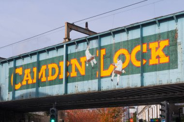 Londra, Uk - 19 Ekim 2024 Camden Lock Londra 'daki hoş geldin köprüsü
