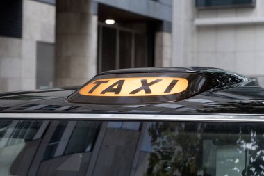 Londra 'daki yeni elektrik taksisinde şarkı söylemek.