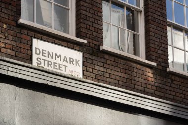 Londra, Uk - 19 Ekim 2024 - Londra 'da Danimarka Caddesi levhası