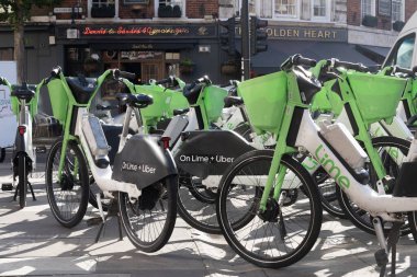 Londra, Uk - 19 Ekim 2024 - Ren için Lime ve Uber Elektrik Motorları