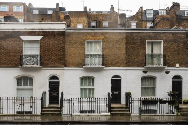 Paddington bölgesinde tipik Londra tuğla evleri