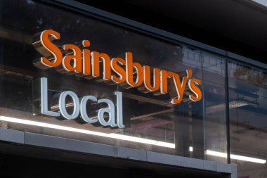 Londra, Uk - 19 Ekim 2024 - Londra 'da bir mağazada Sainsbury' nin neon ışığı