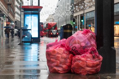 Londra, Uk - 19 Ekim 2024 - Oxford Caddesi 'nde çöp olarak bırakılan hamburger çörekleri