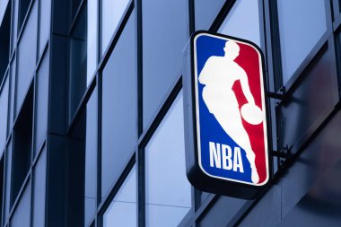 Londra, Uk - 19 Ekim 2024 - Oxford caddesinde NBA dikey mağaza tabelası