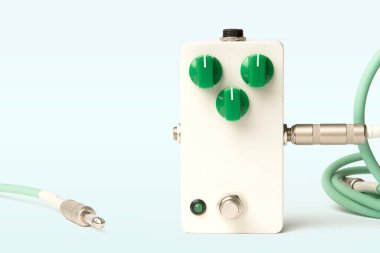 Yeşil düğmeli ve valeli boş gitar pedalı