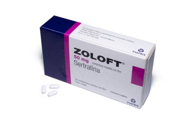 Carrara, İtalya - 1 Ağustos 2024 - Zoloft tabletleri, Pfizer tarafından üretilen sertraline tabanlı antidepresanlar