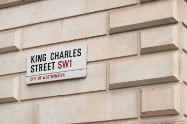 Londra, Uk - 19 Ekim 2024 - Londra 'daki King Charles sokak tabelası