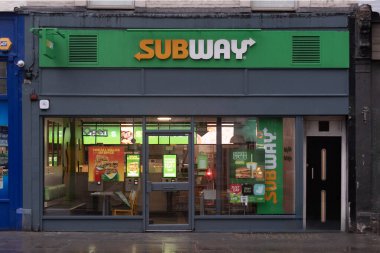 Londra, Uk - 19 Ekim 2024 Paddington, Londra 'da Metro Fast food