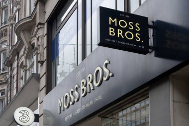 Londra, Uk - 19 Ekim 2024 - Moss Bros mağaza girişi ve tabelası Oxford Caddesi, Londra