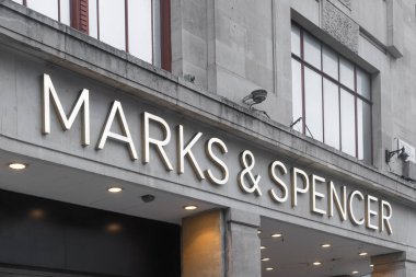 Londra, Uk - 19 Ekim 2024 - Oxford Caddesi, Londra 'daki bir mağazada Marks ve Spencer neon tabelaları