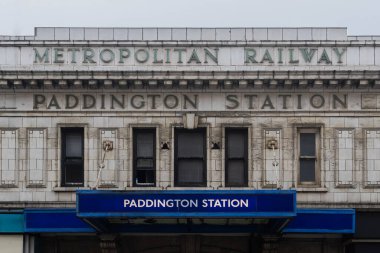 Londra, Uk - 19 Ekim 2024 Paddington Metropolitan Tren İstasyonu ön cephesinin detayları