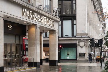 Londra, Uk - 19 Ekim 2024 - Oxford Caddesi 'ndeki Marks ve Spencer mağazasının girişi