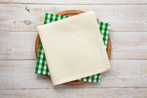 白い木製のデッキに空のピザボードとキャンバステーブルクロス — ストック写真