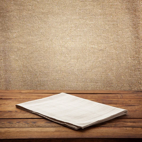 木製の机の観点で空の白いテーブルクロス 選択的焦点 — ストック写真