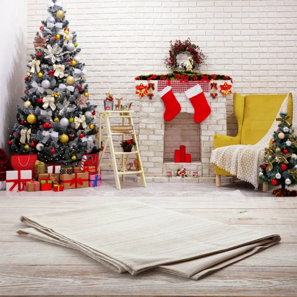 白い木製のデッキに空のバラップテーブルクロス お祭り輝くクリスマスのインテリア背景 — ストック写真
