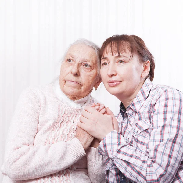 Pflege Einer Seniorin Hause Auf Der Couch — Stockfoto