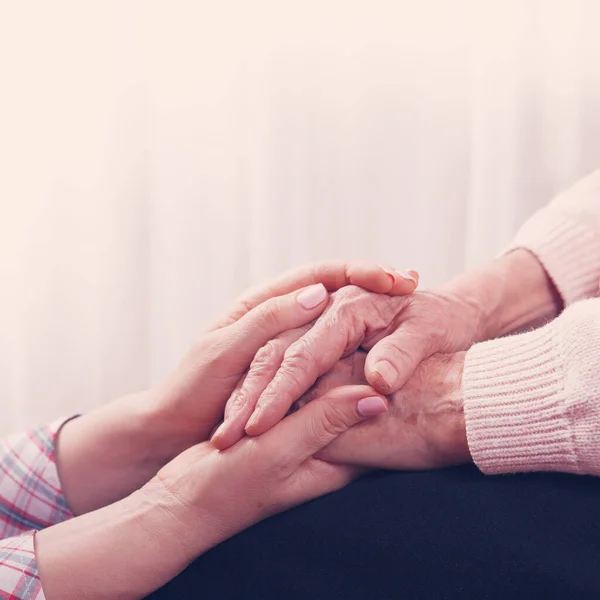 Handen Helpen Zorg Voor Het Ouderenconcept Close Handdruk — Stockfoto