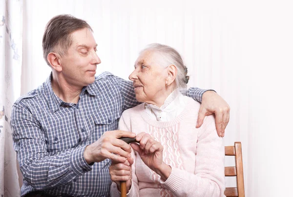 Pflege Einer Seniorin Hause Auf Der Couch — Stockfoto