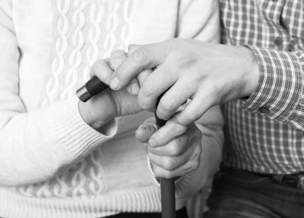 手を助ける 高齢者の概念の世話をする 閉鎖握手 白黒写真 — ストック写真