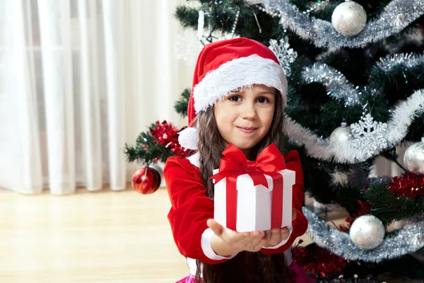 Gerl Feliz Vestido Como Papai Noel Com Presentes Caixas Situadas — Fotografia de Stock