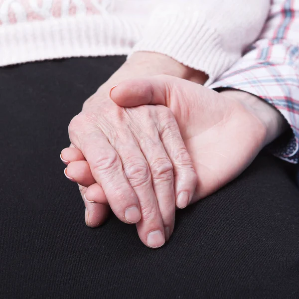 Îngrijirea Femeii Vârstă Acasă Care Stă Canapea Mâinile Bătrâne Închid — Fotografie, imagine de stoc