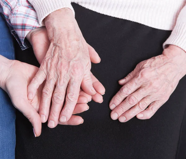Evde Kanepede Oturan Yaşlı Kadının Bakımı Yaşlı Eller Yaklaşın — Stok fotoğraf