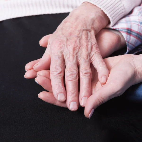 Altenpflegerin Hause Auf Der Couch Sitzend Ältere Hände Machen Dicht — Stockfoto