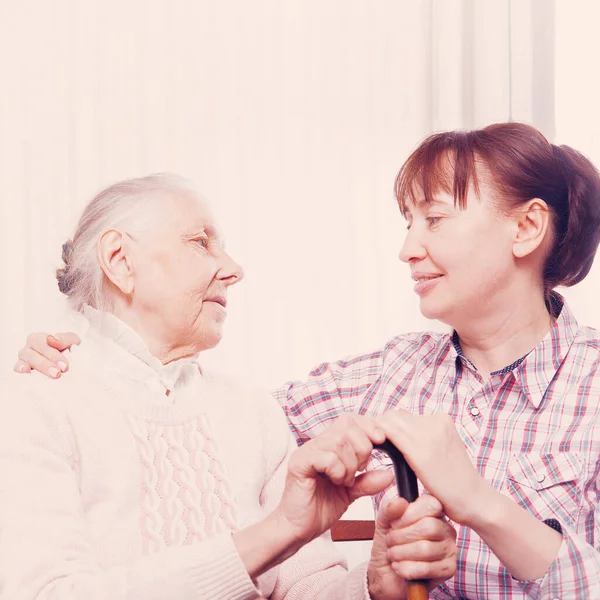 Mutlu Hasta Birlikte Vakit Geçirirken Bakıcıya Yardım Ediyor — Stok fotoğraf