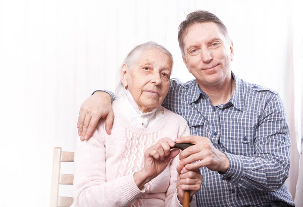 快乐的病人在一起度过时光的同时 还在照顾着一个人 帮助老年人的概念 — 图库照片