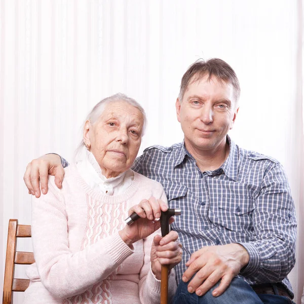 幸せな患者は一緒に時間を過ごす間手の介護者を保持しています 高齢者の概念を助ける — ストック写真