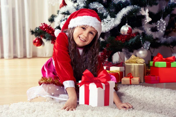 Noel Baba Kılığındaki Mutlu Kız Hediyelerle Süslenmiş Bir Noel Ağacının Telifsiz Stok Fotoğraflar