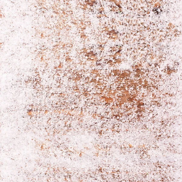 委员会特写镜头上的雪 在木制楼梯平台上解冻的顶部视图 Abstrakt背景 — 图库照片
