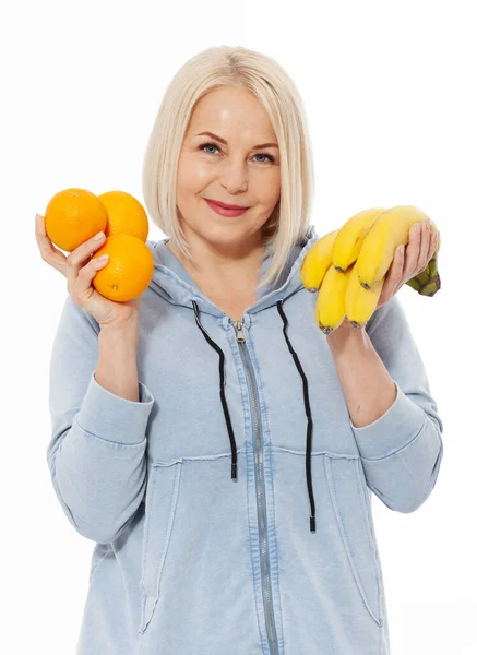 Boldog Szőke Hajjal Gyönyörű Mosollyal Két Narancsot Egy Banánt Tart — Stock Fotó