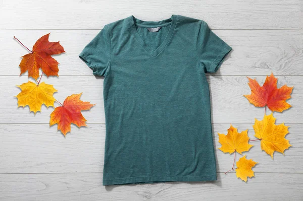 나뭇잎 티셔츠 — 스톡 사진