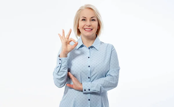 Fröhlich Lächelnde Blonde Geschäftsfrau Blauem Hemd Stehend Mit Geste Kamera — Stockfoto