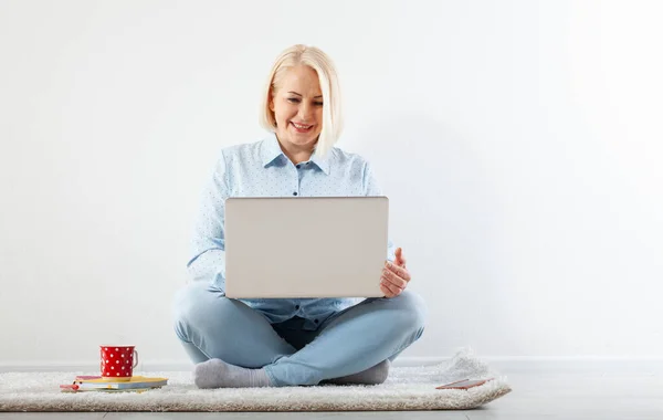 Mujer Mediana Edad Feliz Sentado Relajado Suelo Utilizando Ordenador Portátil —  Fotos de Stock