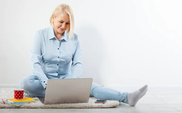 Mutlu Orta Yaşlı Kadın Yerde Oturmuş Dizüstü Bilgisayarını Eğlence Için — Stok fotoğraf