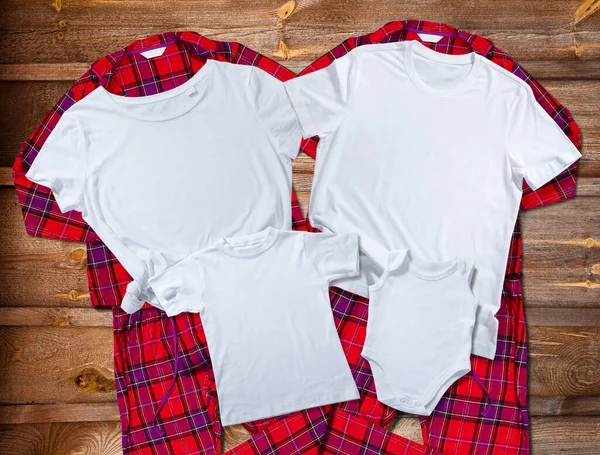 Üres Fehér Pólók Egész Családnak Fényes Pizsamák Hátterében — Stock Fotó