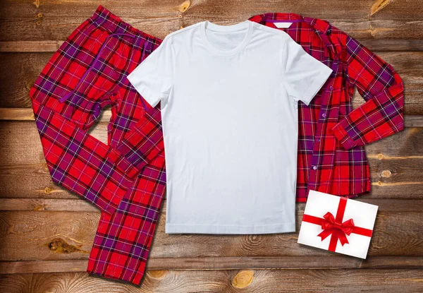 空の白いTシャツの背景に明るいパジャマの木の背景にクリスマスプレゼント — ストック写真