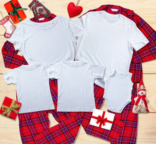 Üres Fehér Pólók Egész Családnak Fényes Pizsamák Hátterében Alapon Karácsonyi — Stock Fotó
