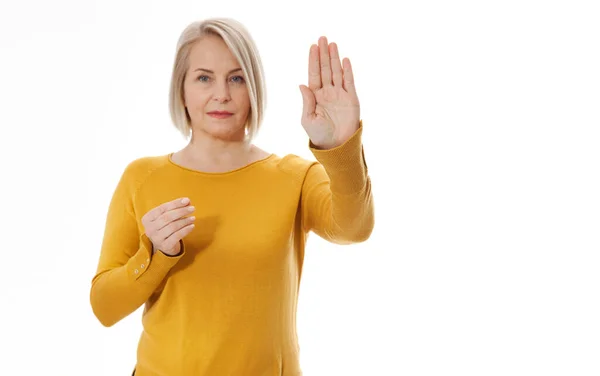 Attraktive Frau Mittleren Alters Knallgelben Pullover Hält Eine Leere Hand — Stockfoto