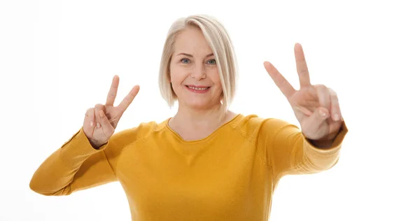 Feliz Mujer Mediana Edad Emocionada Mostrando Signo Victoria Imagen de stock