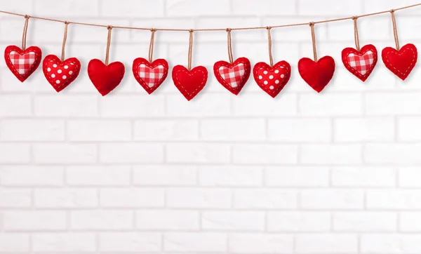 Prázdná Bílá Cihlová Zeď Věncem Tvaru Červeného Srdce Valentines Day — Stock fotografie