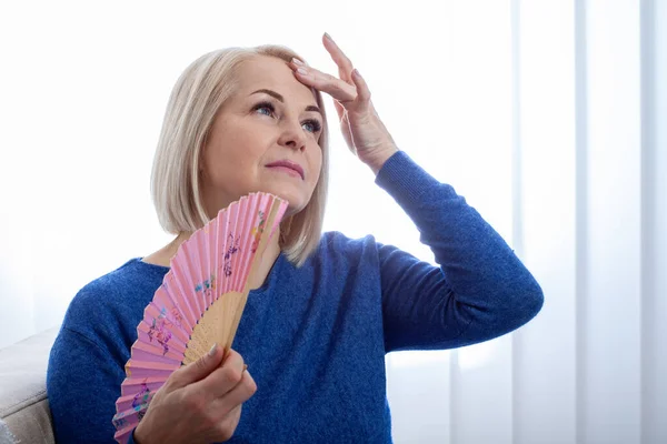 Starší Žena Zažívá Návaly Horka Menopauzy Doma — Stock fotografie