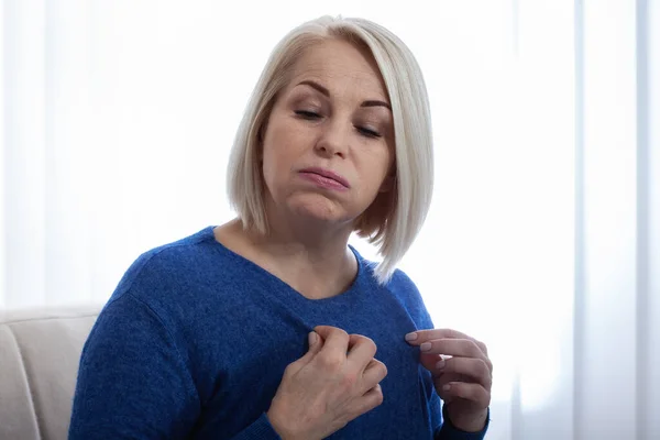 Menopoz Kaynaklı Sıcak Sifon Rahatsızlığı Yüzünden Rahatsız Bir Kadın Evde — Stok fotoğraf
