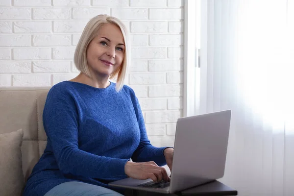 Smiling Stylish Mature Middle Aged Woman Sits Laptop Portrait Happy — Stock Photo, Image