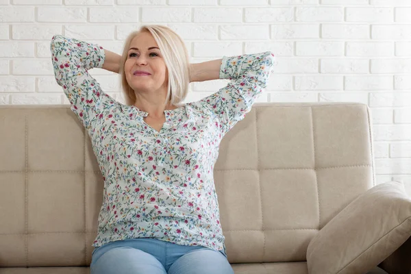 Retrato Una Atractiva Mujer Mediana Edad Que Relaja Sentada Sofá —  Fotos de Stock